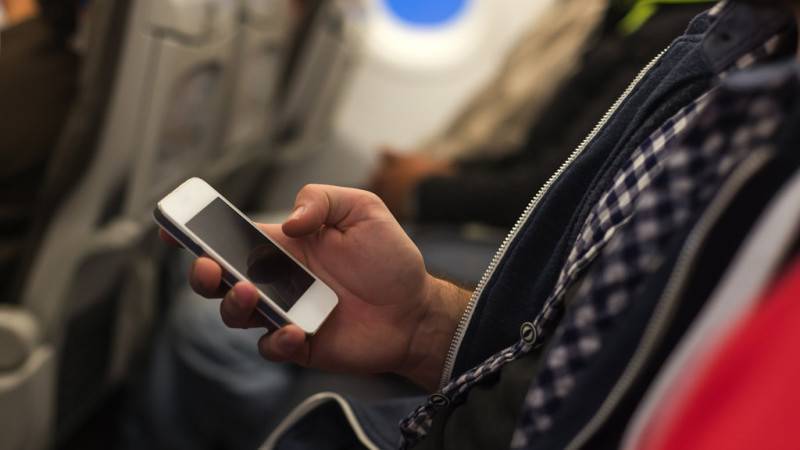 Почему нельзя пользоваться телефоном в самолёте и на заправке