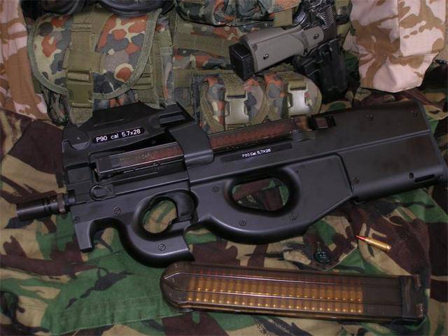 FN P90 – от пистолетов-пулеметов отстал, к автоматам не пристал