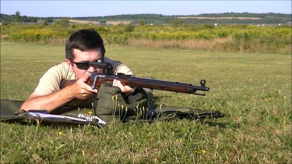 Стреляет из ружья