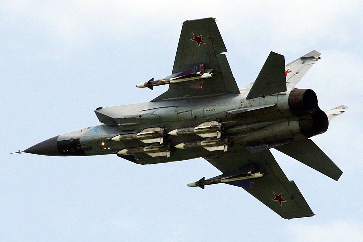 Миг-25 - советский высотный истребитель и разведывательный самолет
