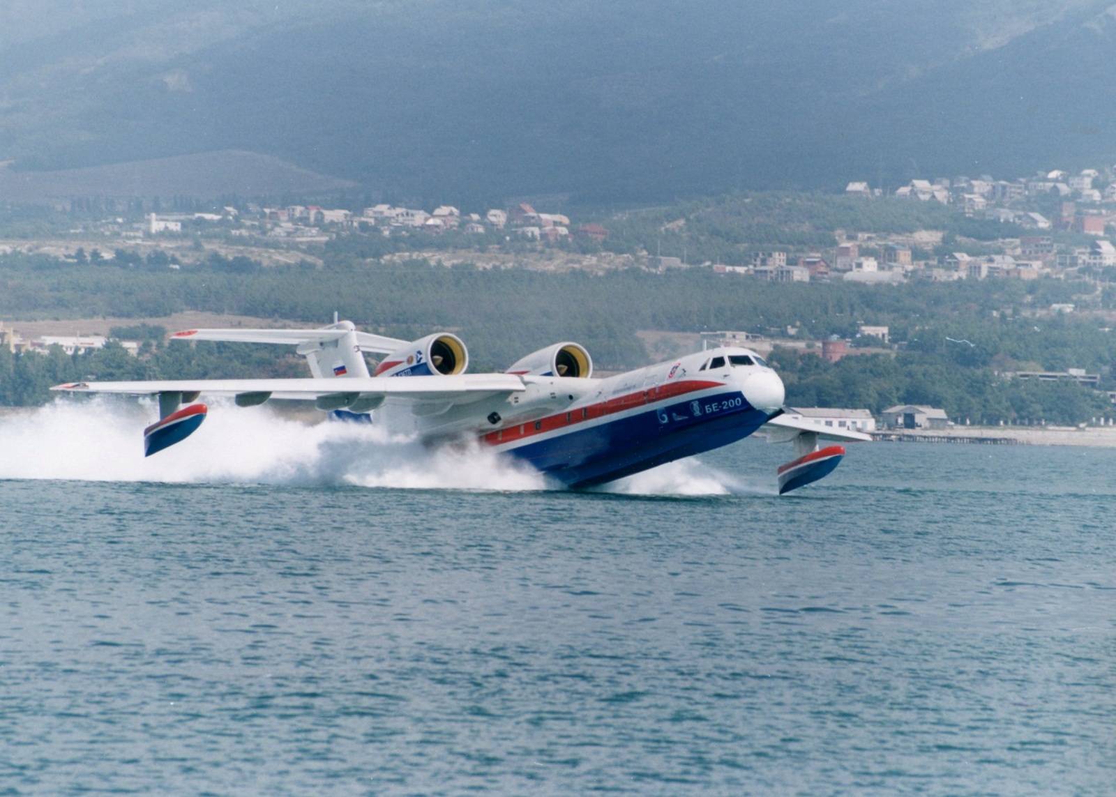 Советский самолет-амфибия Бе-200 на страже России