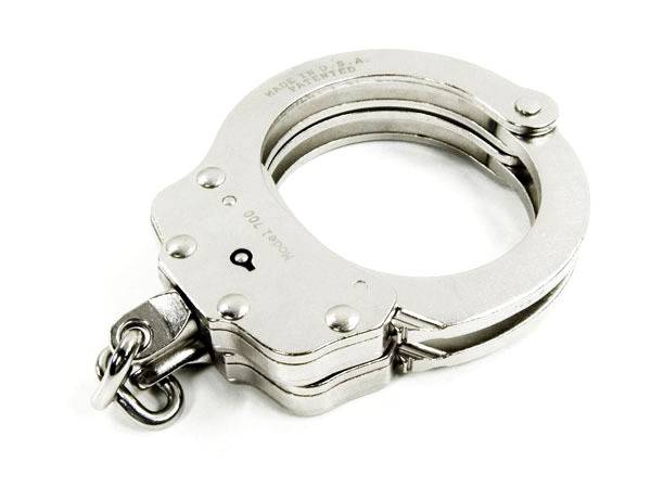 Как открыть наручники без ключа