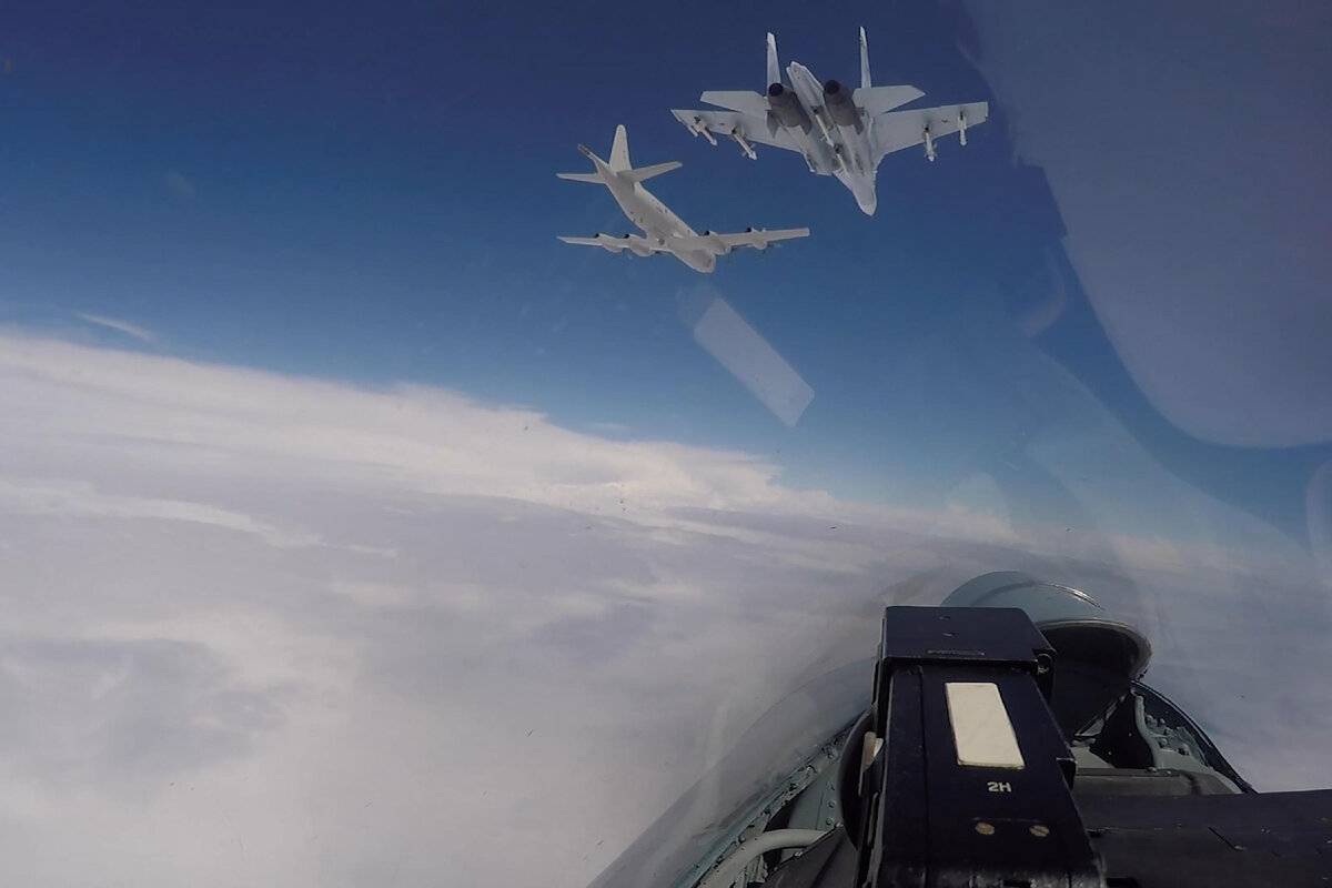Включи истребителя. Су-27 ВВС США. Су 27 ВКС РФ. Перехват Су-27 б-52. Су 27 перехватил самолет разведчик США над Охотским морем.