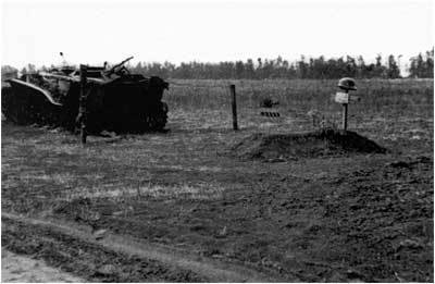 Немецкое тяжелое штурмовое орудие "фердинанд" и тело погибшего члена экипажа. курская дуга | военный альбом