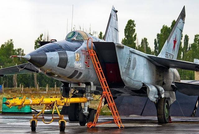 Высотный скоростной перехватчик МиГ-25