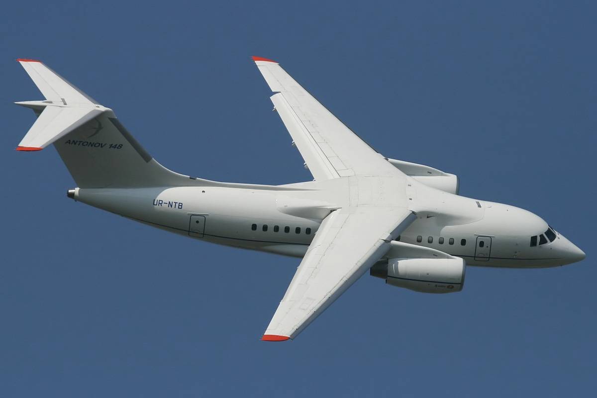 Пассажирский самолет Ан-148
