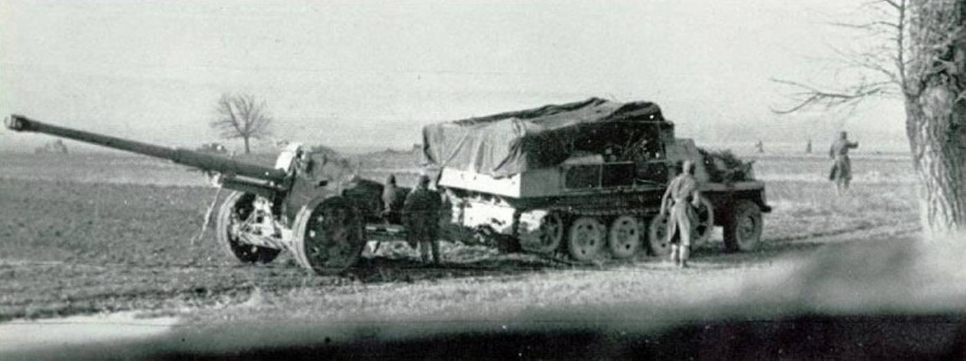 Расчет советской 100-мм пушки бс-3 ведет огонь по противнику в берлине. | военный альбом