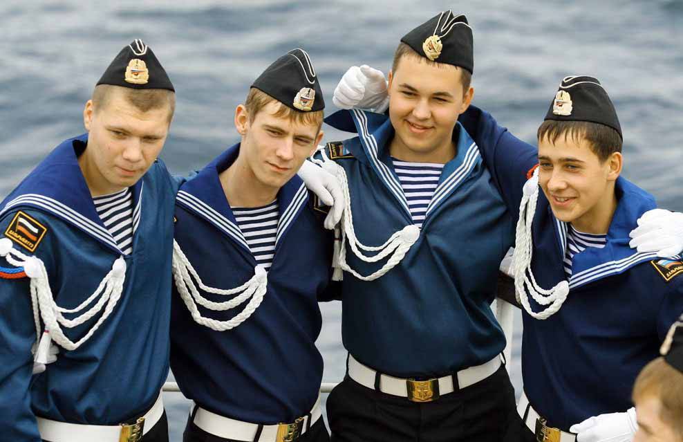 Форма ВМФ: обзор повседневной и парадной форменной одежды моряков