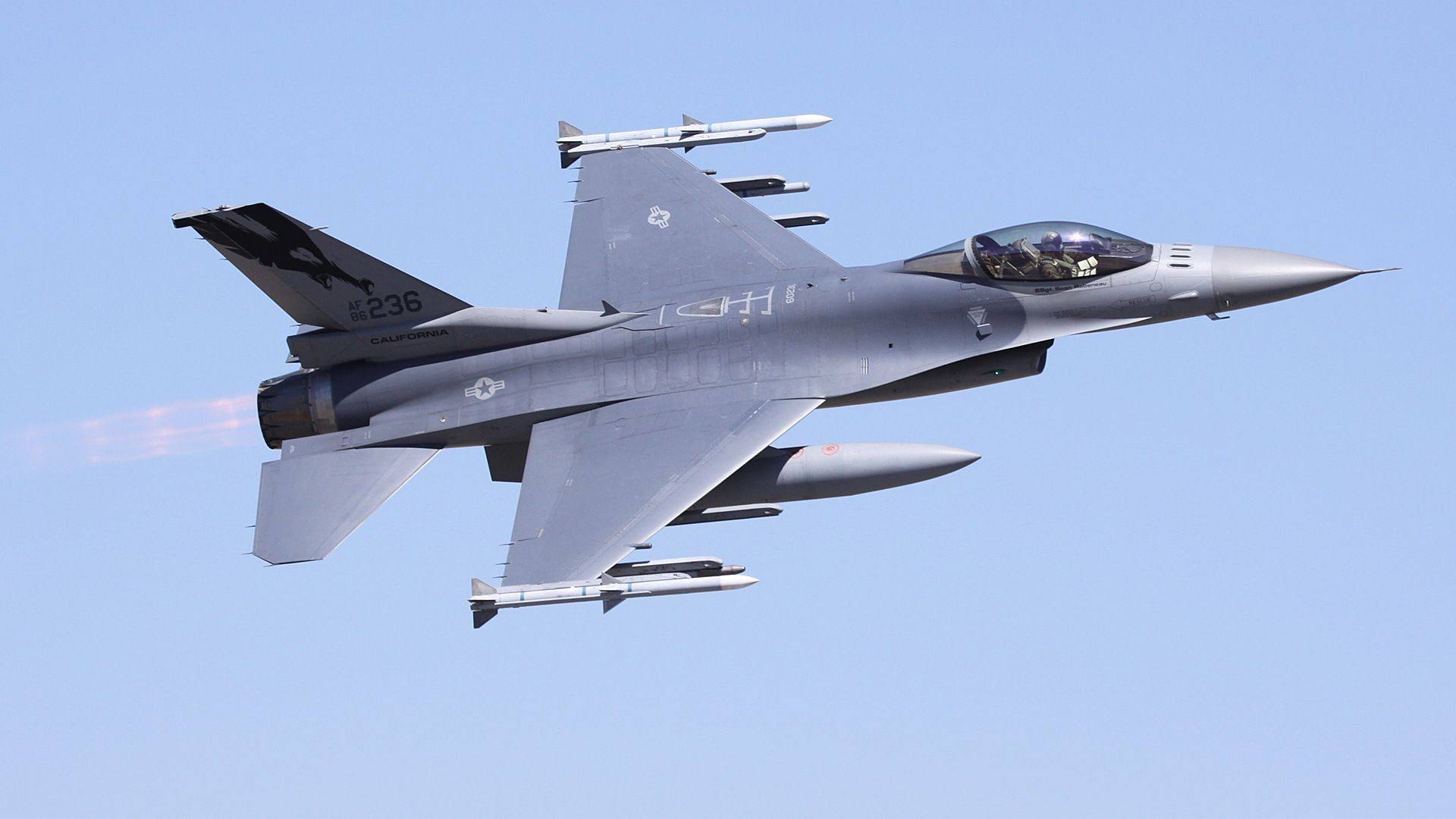 Американский самолет истребитель f-16 fighting falcon (сражающийся сокол)
