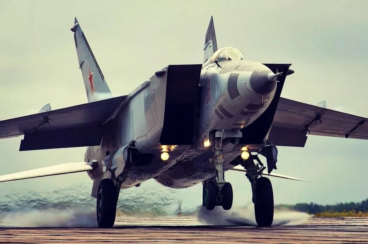 Уникальный перехватчик: какую роль сыграл советский миг-25 в развитии отечественной боевой авиации