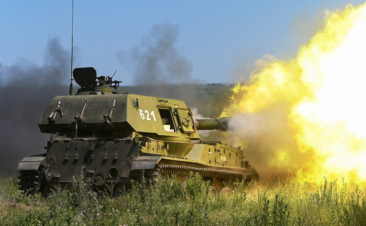 2с3 «акация» 152-мм сау сирийской армии ведет огонь прямой наводкой по огневым точкам джихадистов