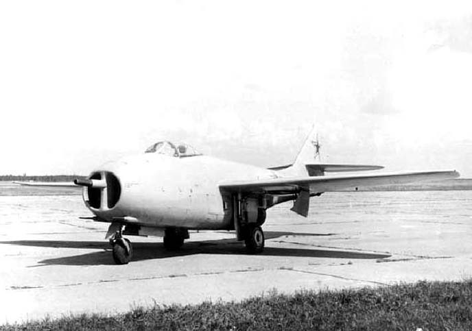 Миг-9: первый советский истребитель с турбореактивным двигателем