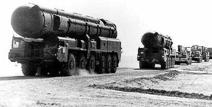 Pipl • 1 декабря 1988 года принят на вооружение рвсн ссср мобильный ракетный комплекс рс-12м «тополь»