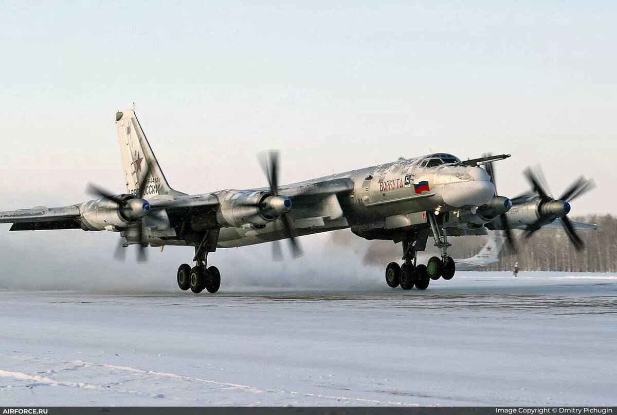 Стратегический бомбардировщик и морской патрульный самолет ту-95