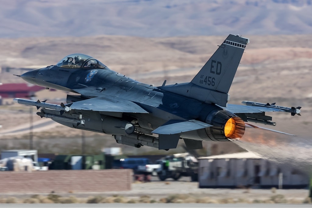 Истребитель f-16 fighting falcon