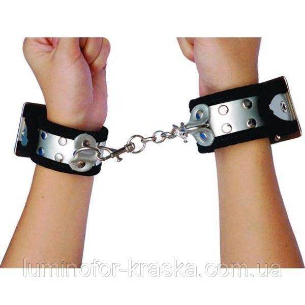 Использование наручников при ведении рукопашного боя