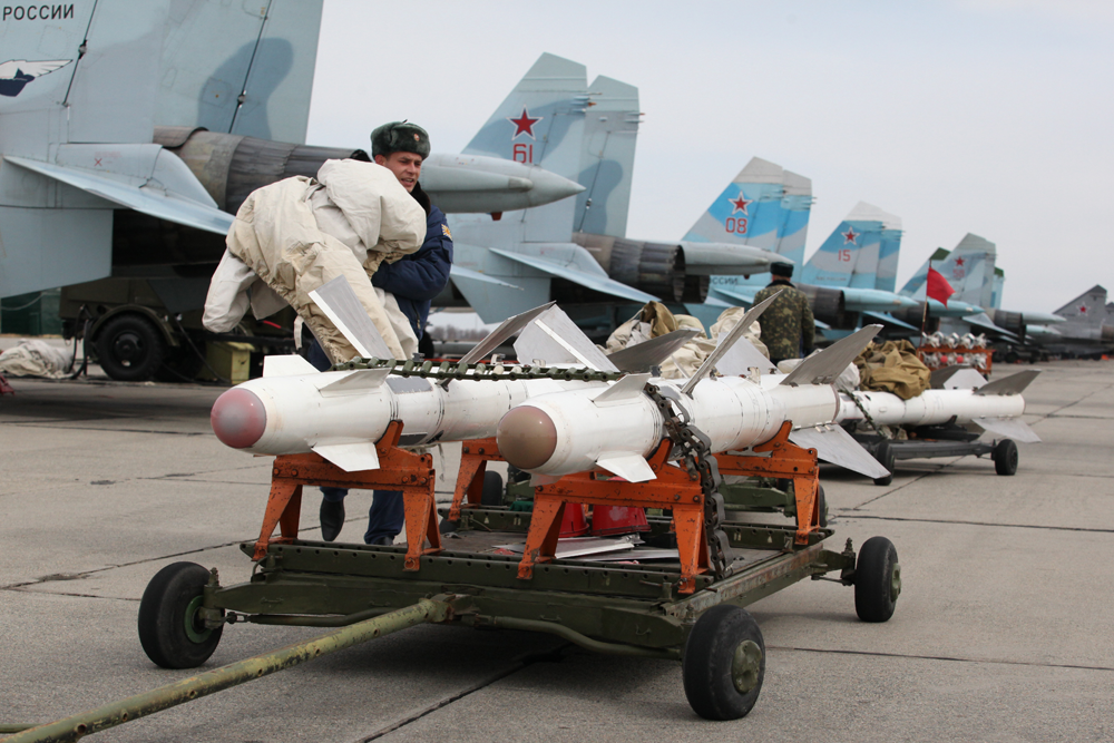 Ракеты самолетов россии. Каб-500кр на Су-34. Р-27т Авиационная ракета. Ракета воздух-воздух Су 34. Су-25 р-73.
