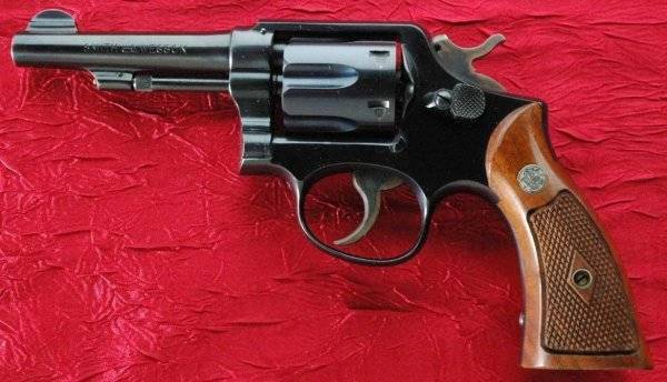 Револьвер Smith & Wesson Model Military & Police