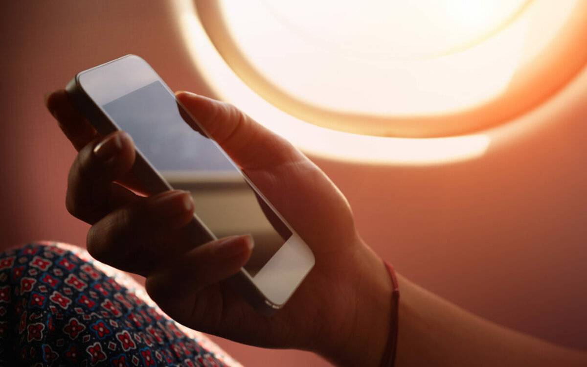 Можно ли пользоваться телефоном в самолете