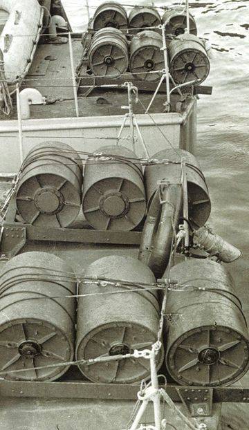 Взрывы глубинных бомб, сброшенных против немецкой подводной лодки u-175 | военный альбом