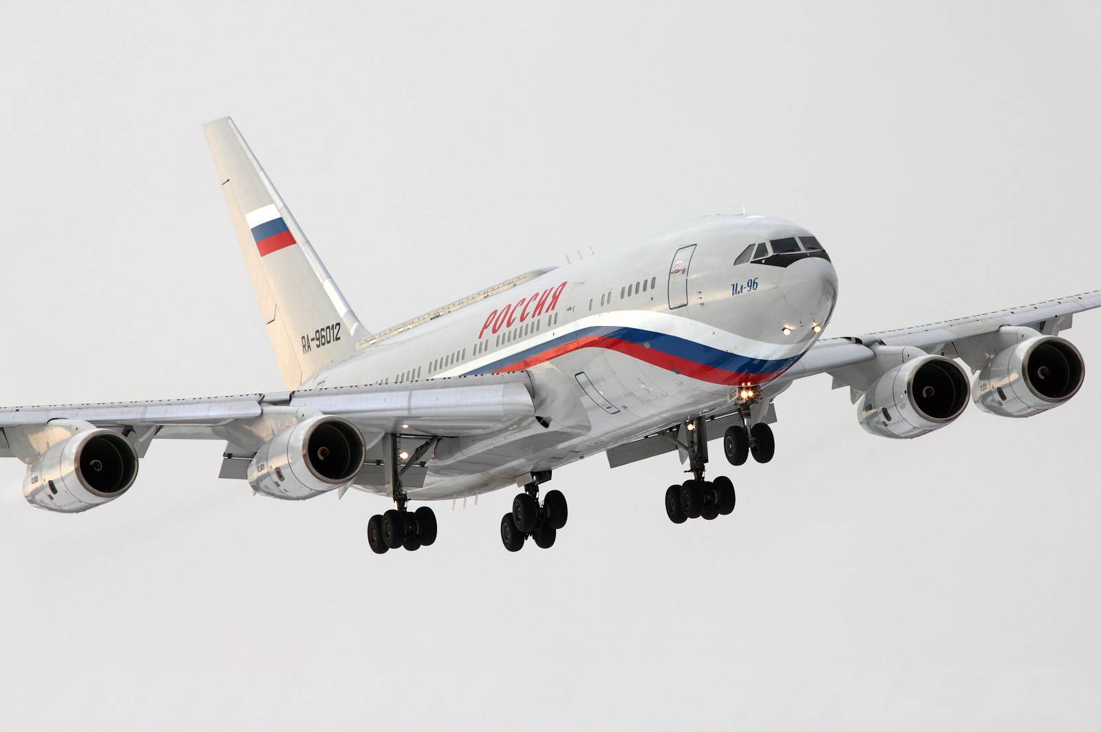 Самолет ил-96-400м приблизили к первому полету