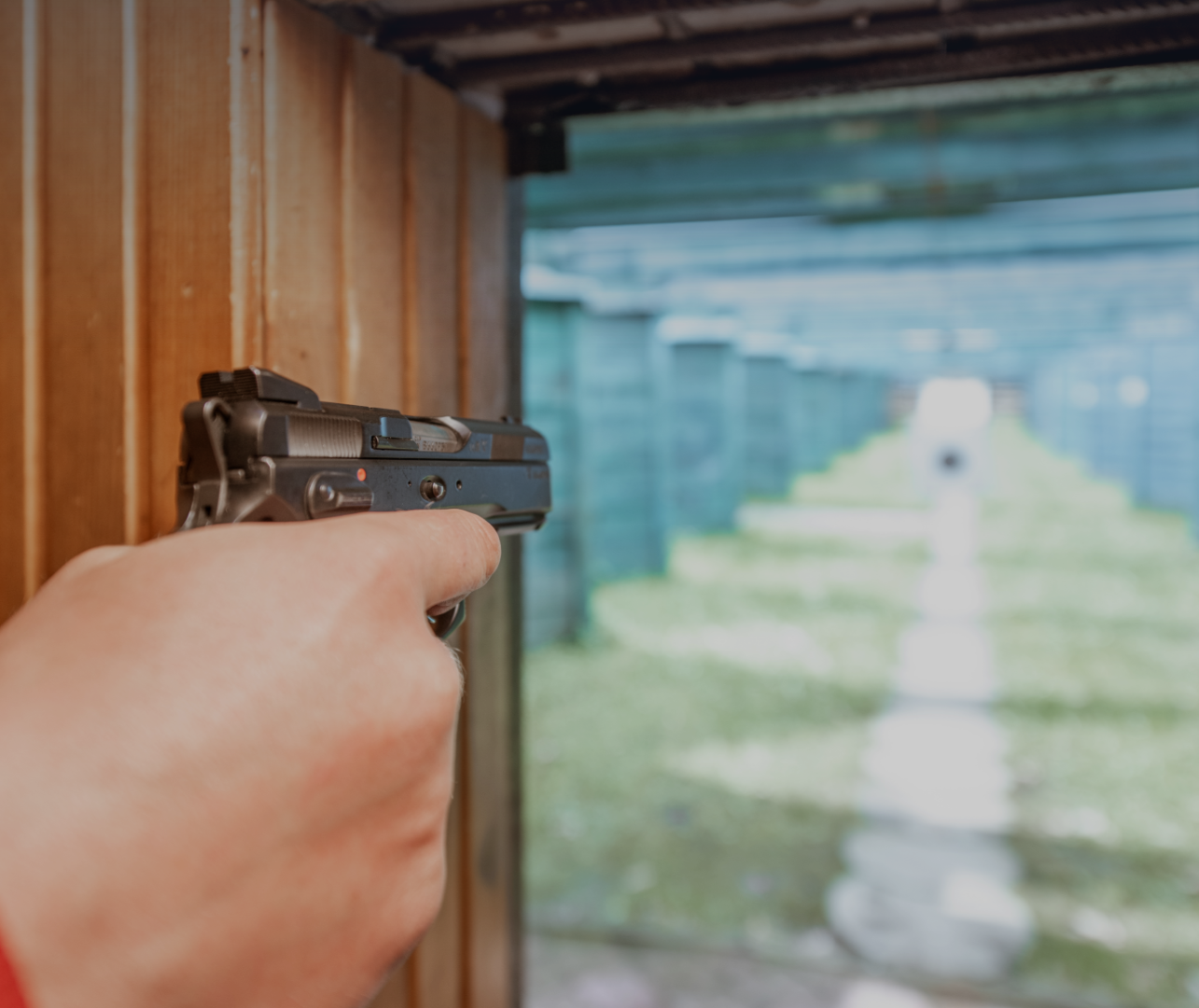 Правильная стрельба из пистолета - как попадать в цель и не покалечить соседа.