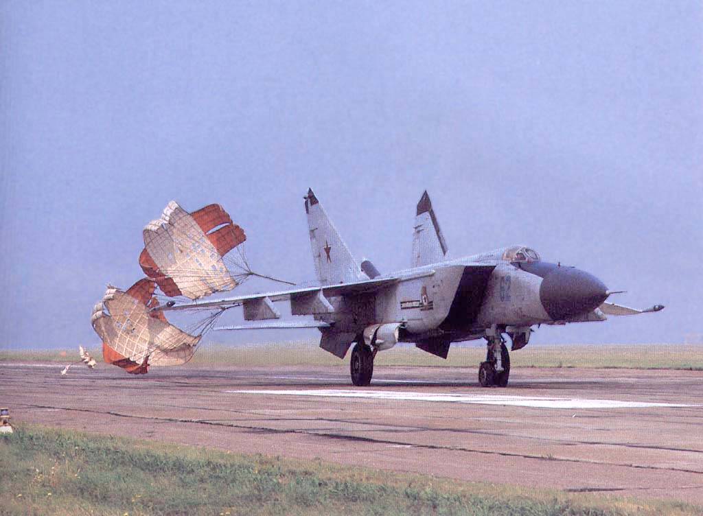 Миг-25 - советский высотный истребитель и разведывательный самолет
