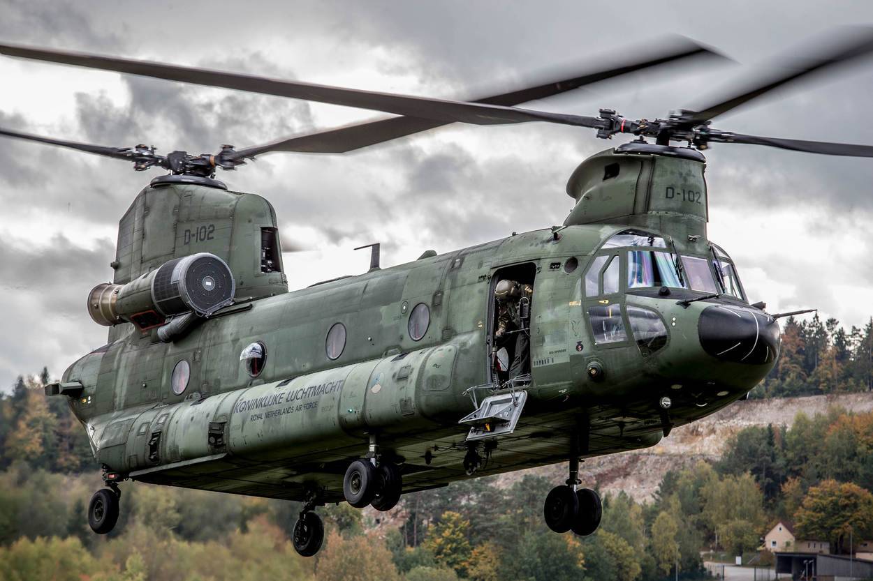 Ch-47d/f / mh-47e chinook helicopter
