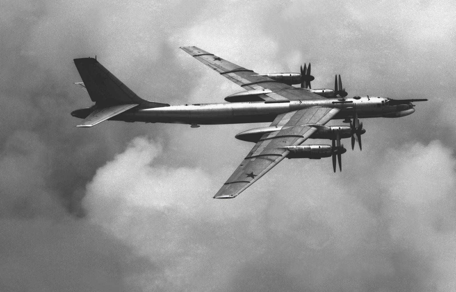 12 ноября 1952 года состоялся первый полёт прототипа ту-95 «медведь»